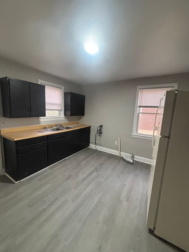 Building Photo - 2 bedroom 1 bathroom house