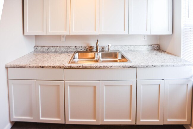 Building Photo - 628 Evesham Ave