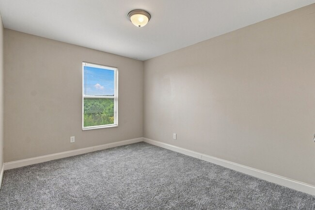 Building Photo - 2065 Newark Ln