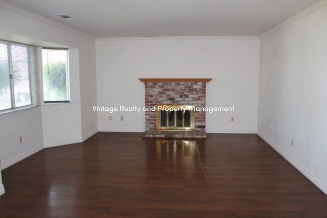 Building Photo - Back On The Rental Market Nice Single Story 3 Bedroom Home!!!