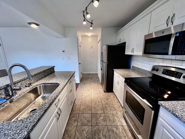 Building Photo - Gorgeous end unit condo