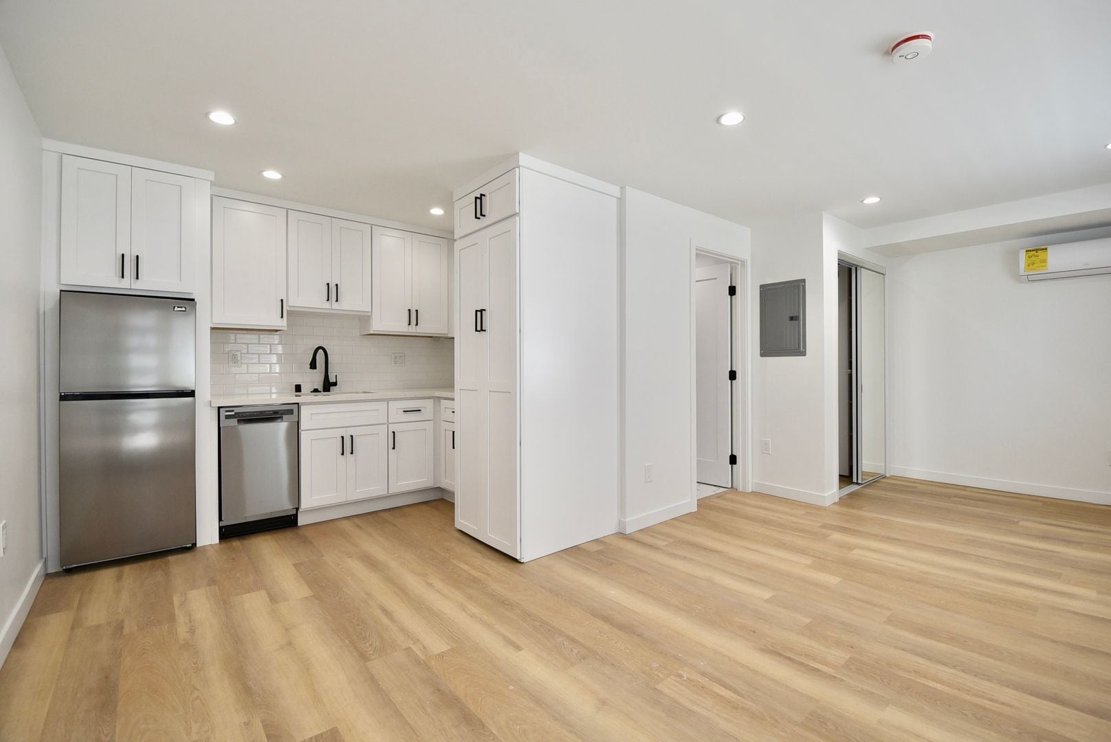 Building Photo - 2119 Elsinore St