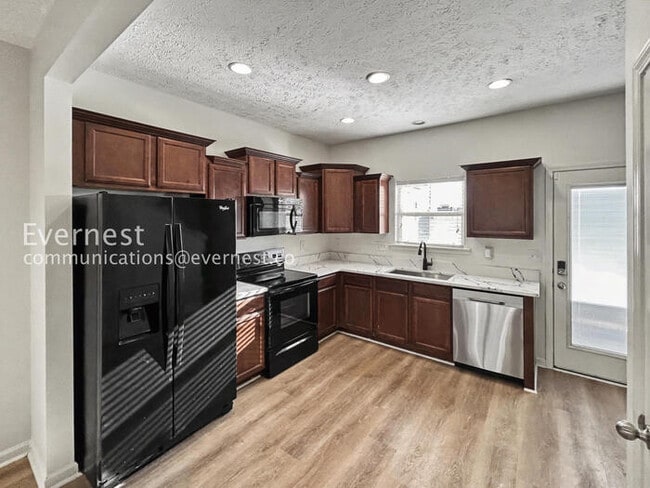 Building Photo - 2 Bed/2.5 Bath Townhome with Fenced Yard / Pet-Friendly / Available Now!