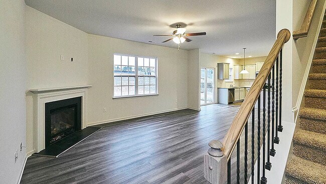 Building Photo - Room in Single Family Home on N Great White Way
