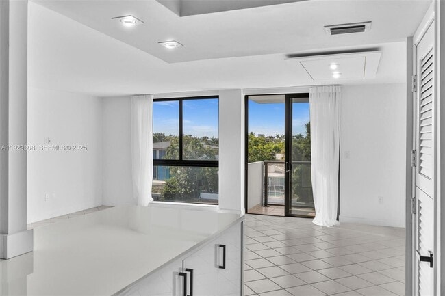 Building Photo - 9800 W Bay Harbor Dr