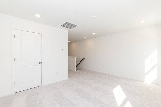 Building Photo - Three Bedroom End Unit Townhome!