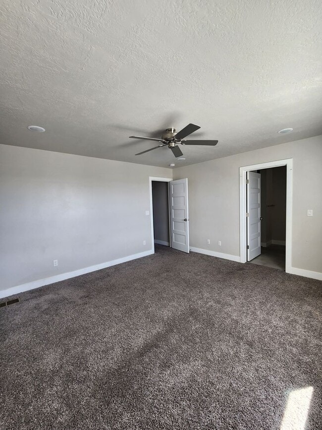 Building Photo - Modern 3-Bedroom Home with Balcony for Ren...