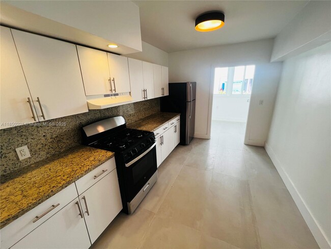 Building Photo - 2045 Calais Dr