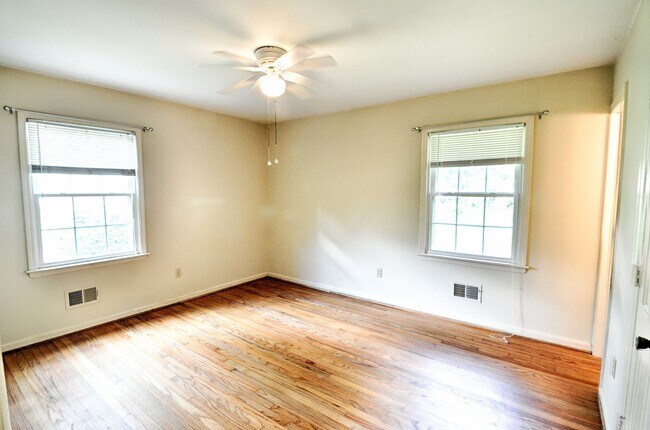 Building Photo - Country Living in Chapel Hill