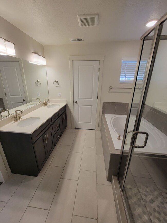 Building Photo - 2 Weeks Free Rent in May! West Haven 3 bed...