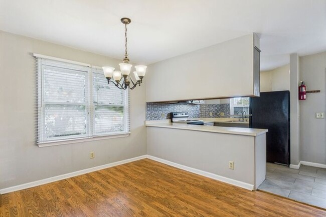 Building Photo - UNCG Area – Chancellors Court Townhomes. Walk to Campus and just minutes to Downtown!