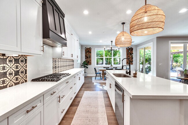Building Photo - Light and bright 4 bedroom 3 bath beauty i...
