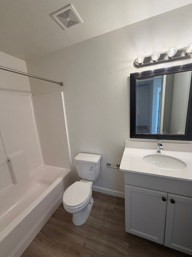 Building Photo - Remodeled 3 Bed / 2.5 Bath Townhome in Great Location