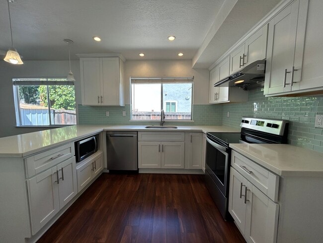 Building Photo - Updated 4-Bedroom Single-Story Home in Con...