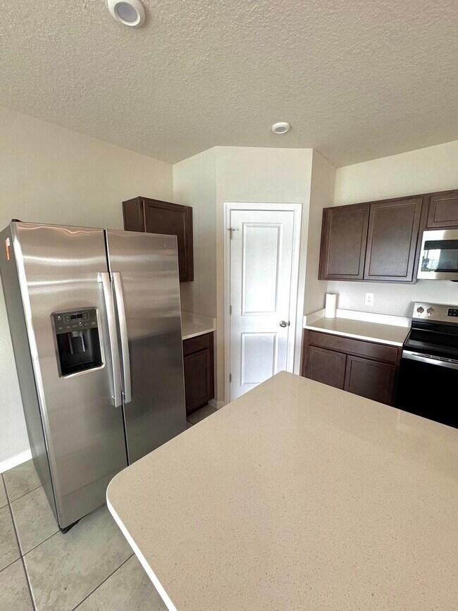 Building Photo - 461 Cherimoya St