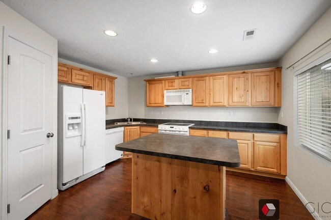 Building Photo - 3864 E Clubhouse Ln