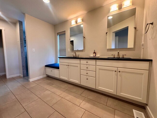 Building Photo - LUXURY 4 Bedroom home in NORTHGATE with Mountain Views