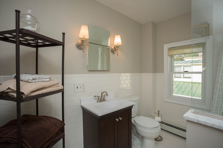 Bathroom - 47 Court St