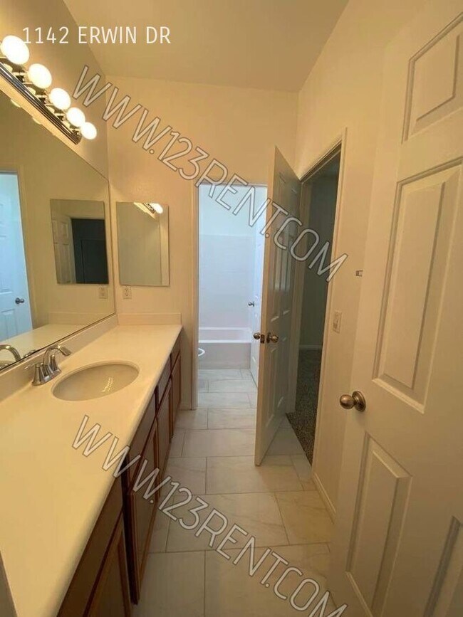 Building Photo - 1142 Erwin Dr