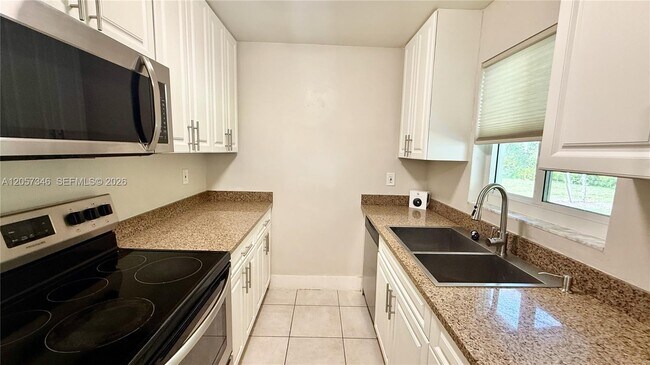 Building Photo - 320 Holloway Dr