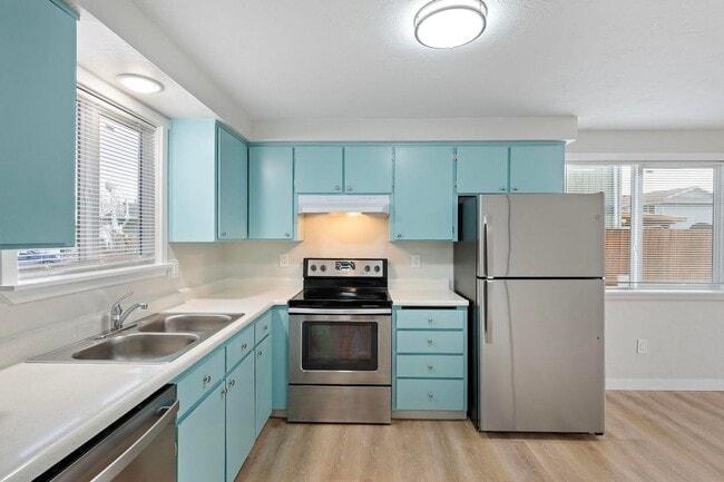 Building Photo - Fantastic 3-Bedroom, 1.5-Bath Duplex With landscaping Included!