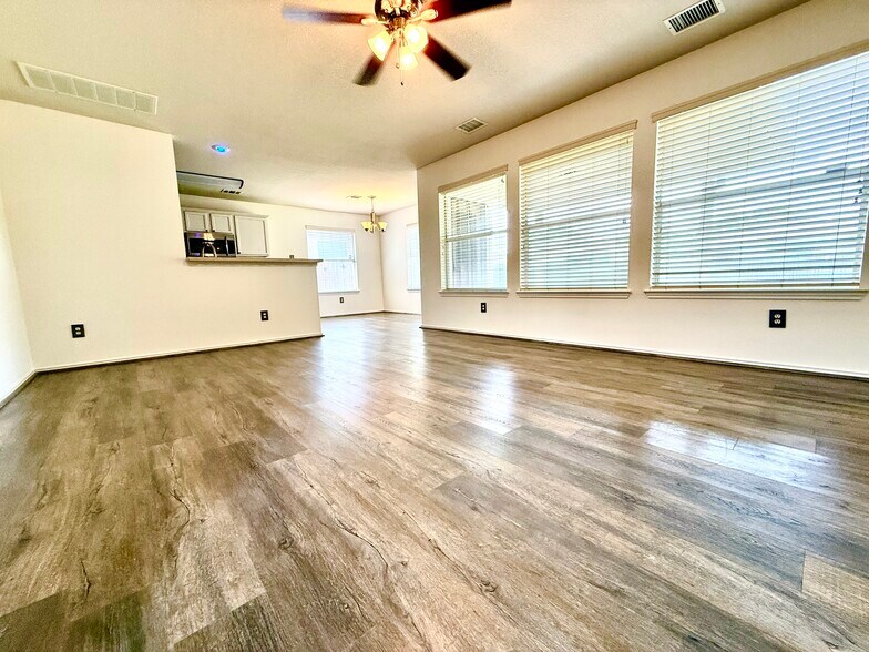 Building Photo - 913 Coronation Way