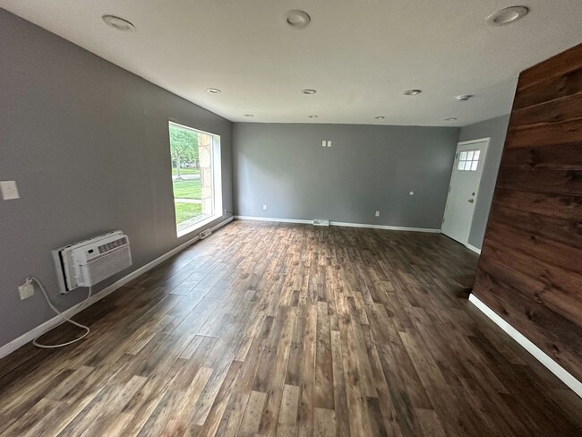 Building Photo - Discover this newly renovated 3-bedroom, 1.5-bath home in Euclid