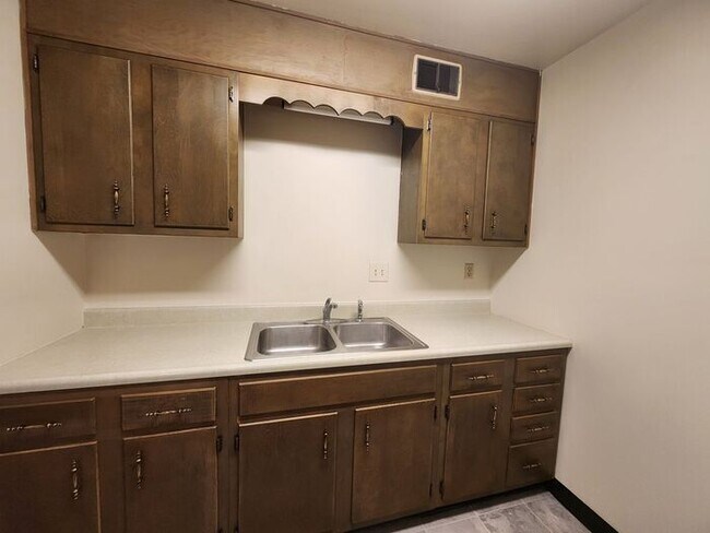 Building Photo - 1 Bedroom Court Yard Level Apartment