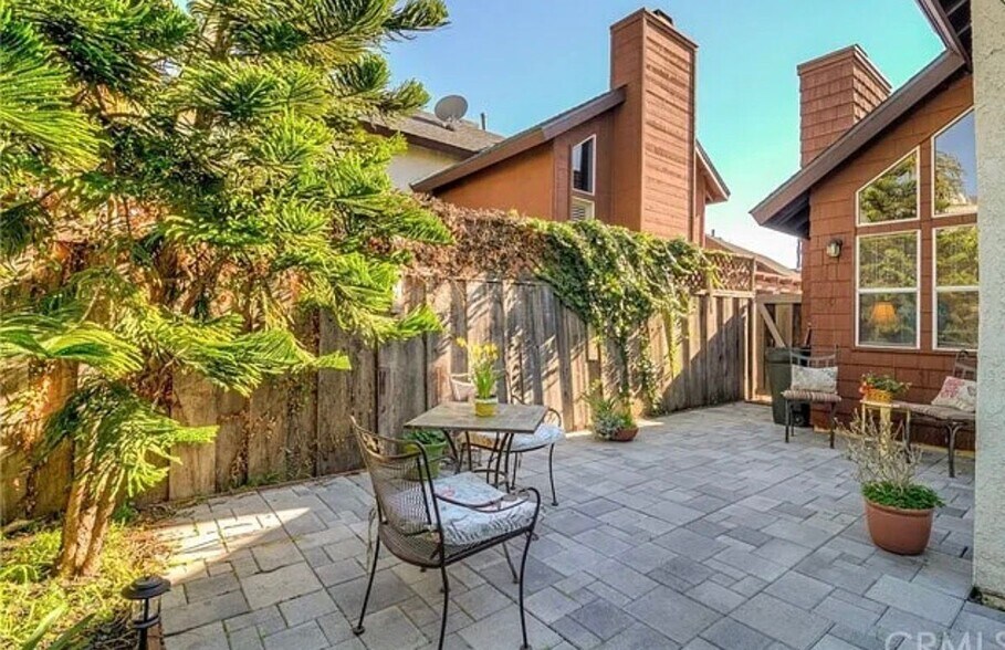 Building Photo - 2165 Canyon Dr