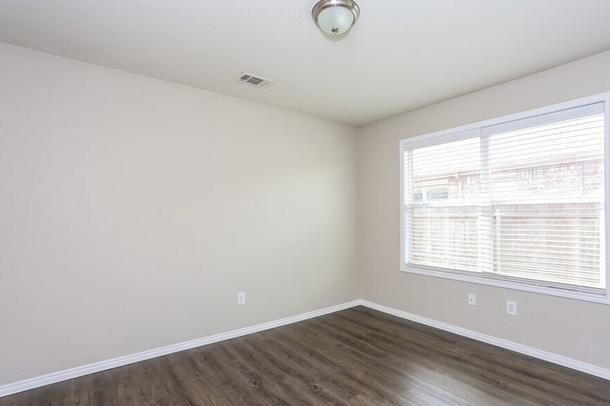 Building Photo - 2040 Shawnee Trail