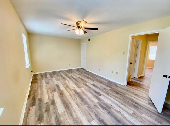 Building Photo - 5666 Hinton Pl