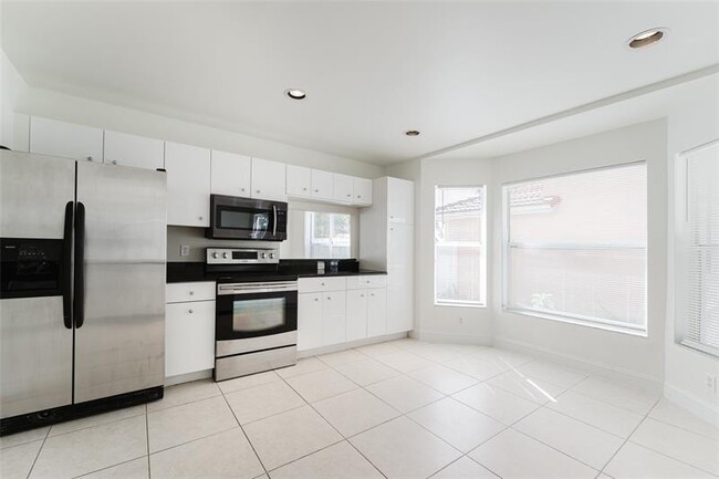 Building Photo - 10646 Lake Oak Way