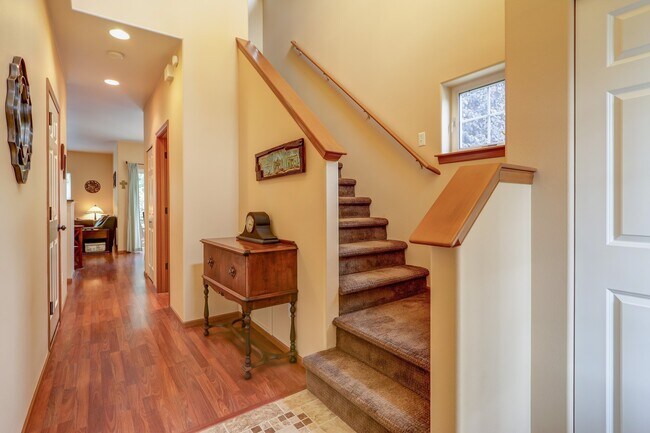 Building Photo - in town Kingston 3 bedroom townhome now available