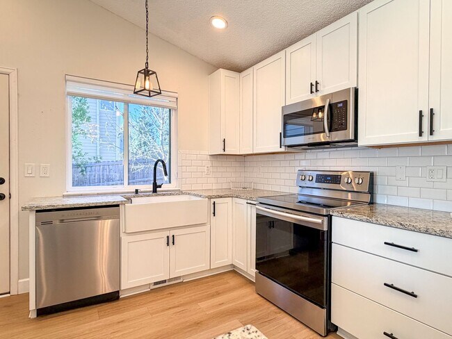 Building Photo - Updated Single-Family Home in Centennial!