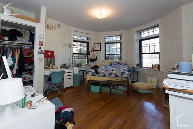 Building Photo - Amazing Coolidge Corner Apt right by T, Shopping, Nightlife and Restaurants.  Quick commute to BU!