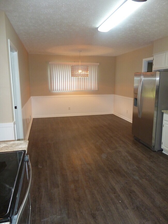 Building Photo - 3 Bed / 2.5 Bath with 2300 Square Feet!! A...