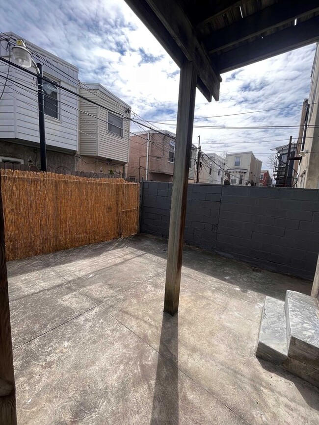 Building Photo - Beautiful bi-level apartment located at 84...