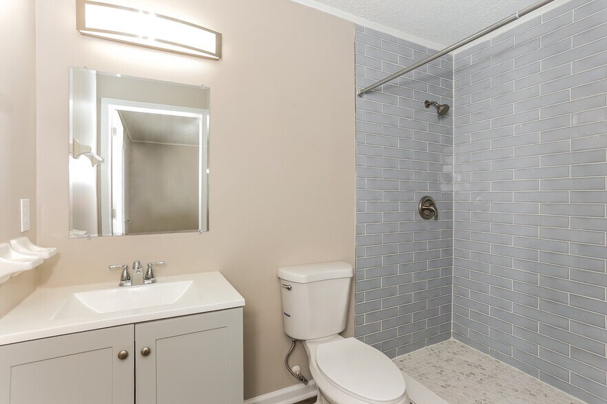 Building Photo - 3030 Caroline Crest Dr E