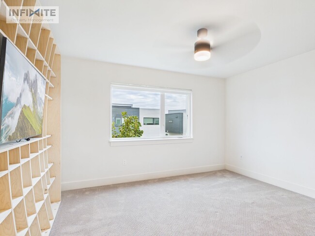 Building Photo - Modern Finishes & Bozeman Living!