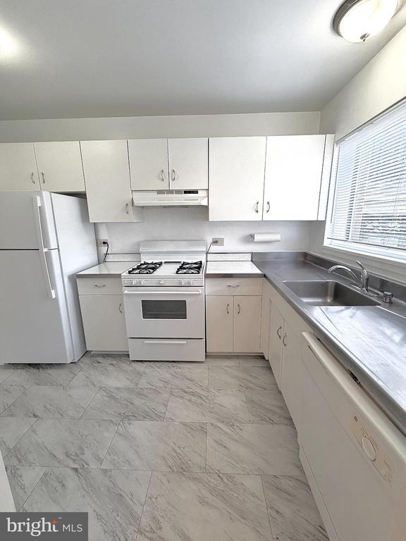 Building Photo - 10661 Weymouth St