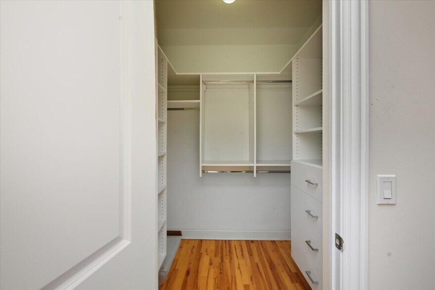 Building Photo - 1523 W Huron St