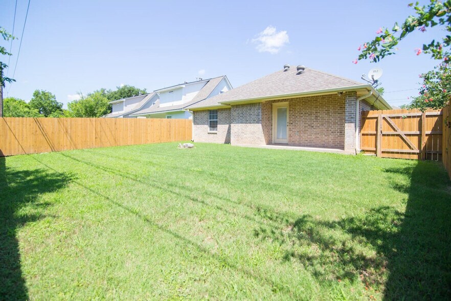 Building Photo - 214 Sterling St