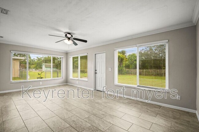 Building Photo - 2210 Parkview Dr