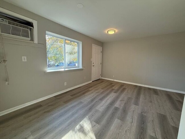 Building Photo - Renovated Duplex in Woodbine - Washer and Dryer Included