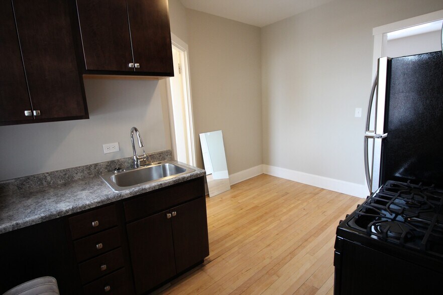 Building Photo - 4411 N La Crosse Ave