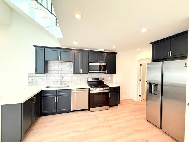 Building Photo - Beautiful Modern Luxury 4 Story Townhome - 4 bed - 3.5 bath with Rooftop Deck in Silver Lake
