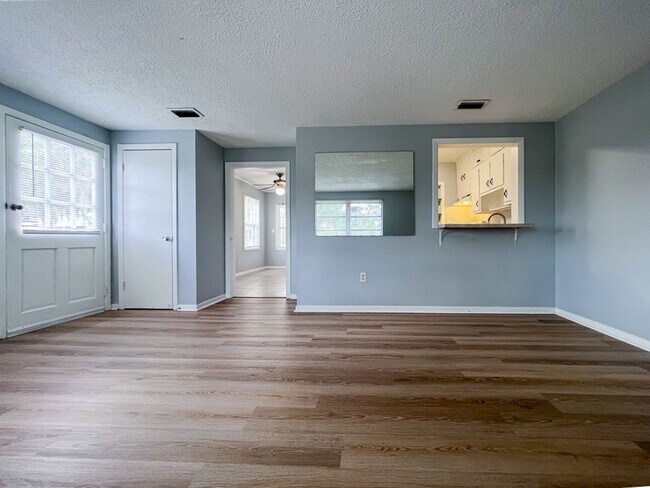 Building Photo - Pet Friendly 3BR/2BA Bungalow located in Gainesville Heights Available Mid-August!