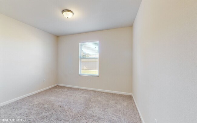 Building Photo - 400 Whispering Creek Ave