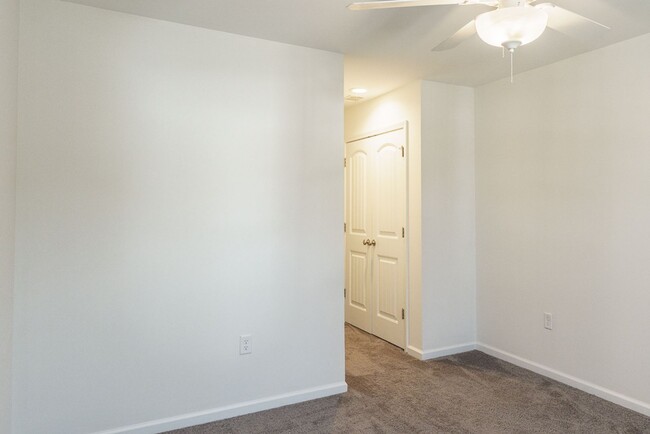 Building Photo - Three Bedroom Townhome