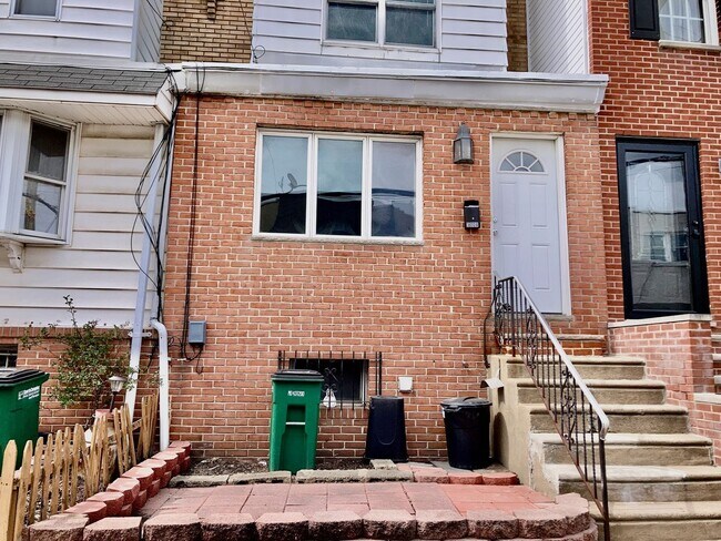 Building Photo - Marconi Plaza 3bd/2bth w/ Parking on Uniqu...
